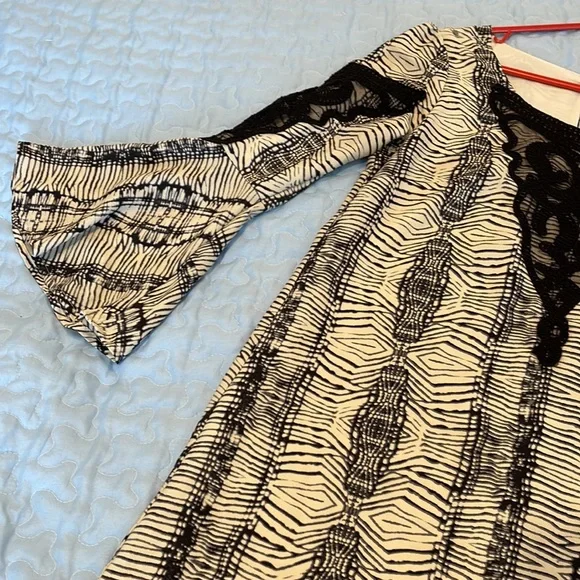 Christian Caliendo Black and Tan Bell Sleeve Dress size S - Picture 3 of 6